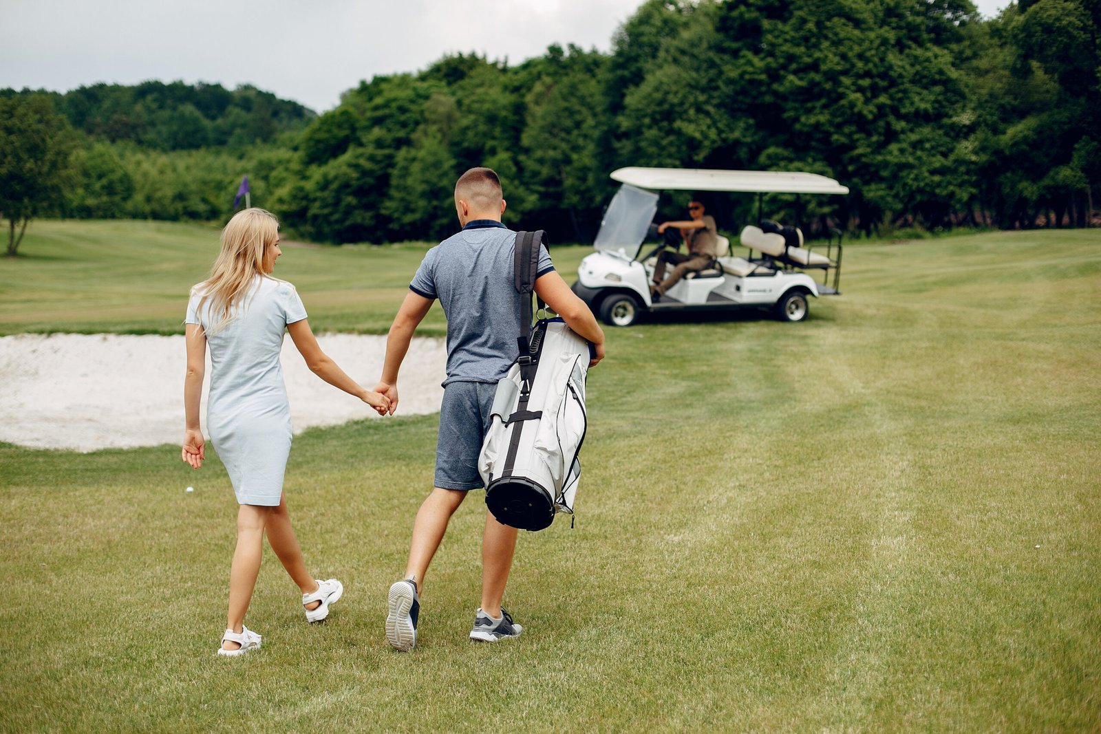 beautiful couple playing golf golf course scaled Edinburgh Luxury Travel